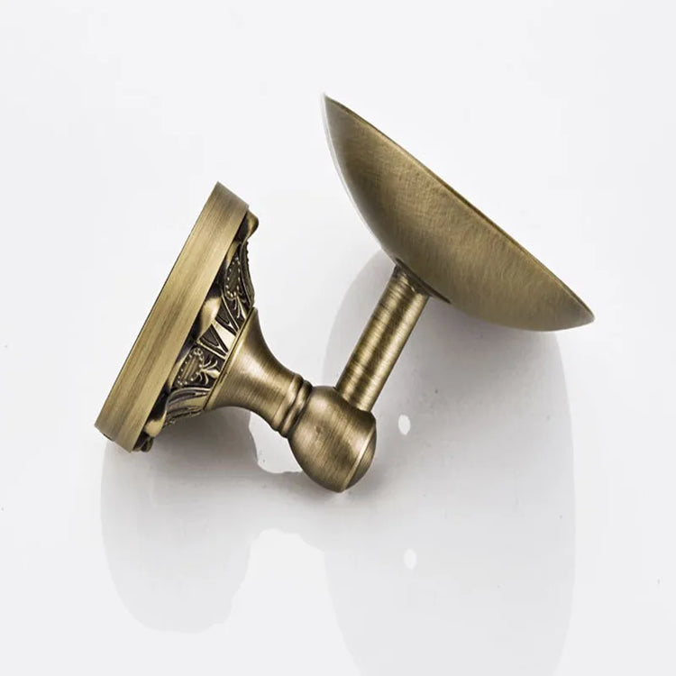 Porte-savon vintage en situation - Accessoire antique salle de bain style rétro