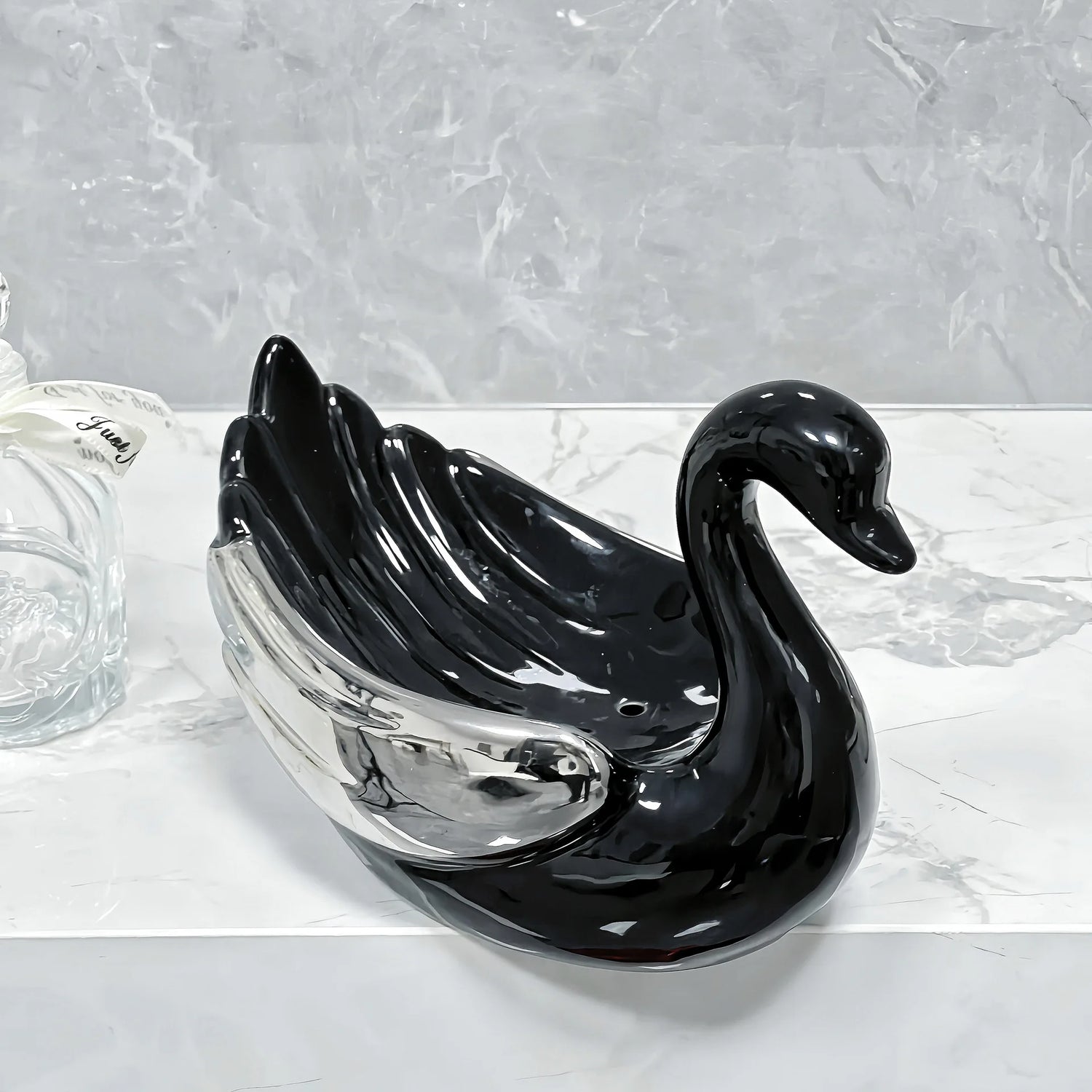 Ambiance salle de bain luxe avec porte-savon cygne design artistique premium décoratif