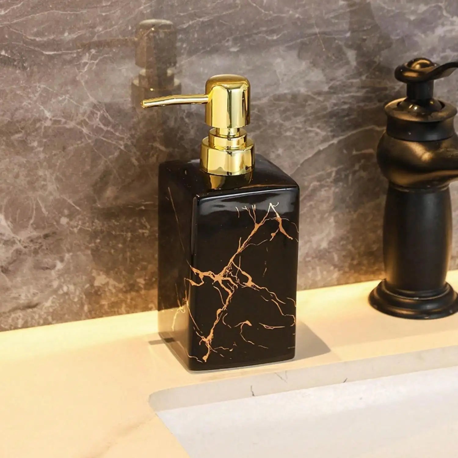 Distributeur savon liquide premium matériaux résistants - Design épuré moderne pour hygiène optimale salle de bain
