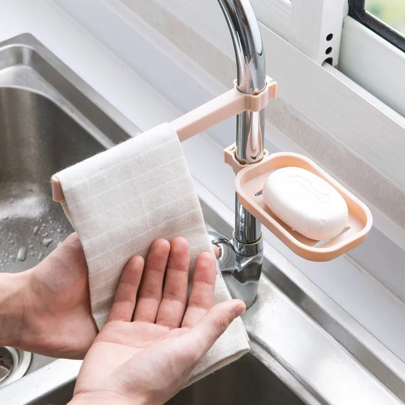 Détail du mécanisme de clip innovant du porte-savon, montrant la facilité d'installation et de retrait
