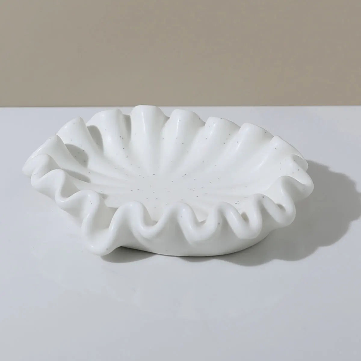 Porte-savon blanc mat en situation - Accessoire déco salle de bain style industriel moderne
