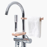 Porte-savon clip premium installé sur barre de douche, démonstration du système de fixation sans perçage