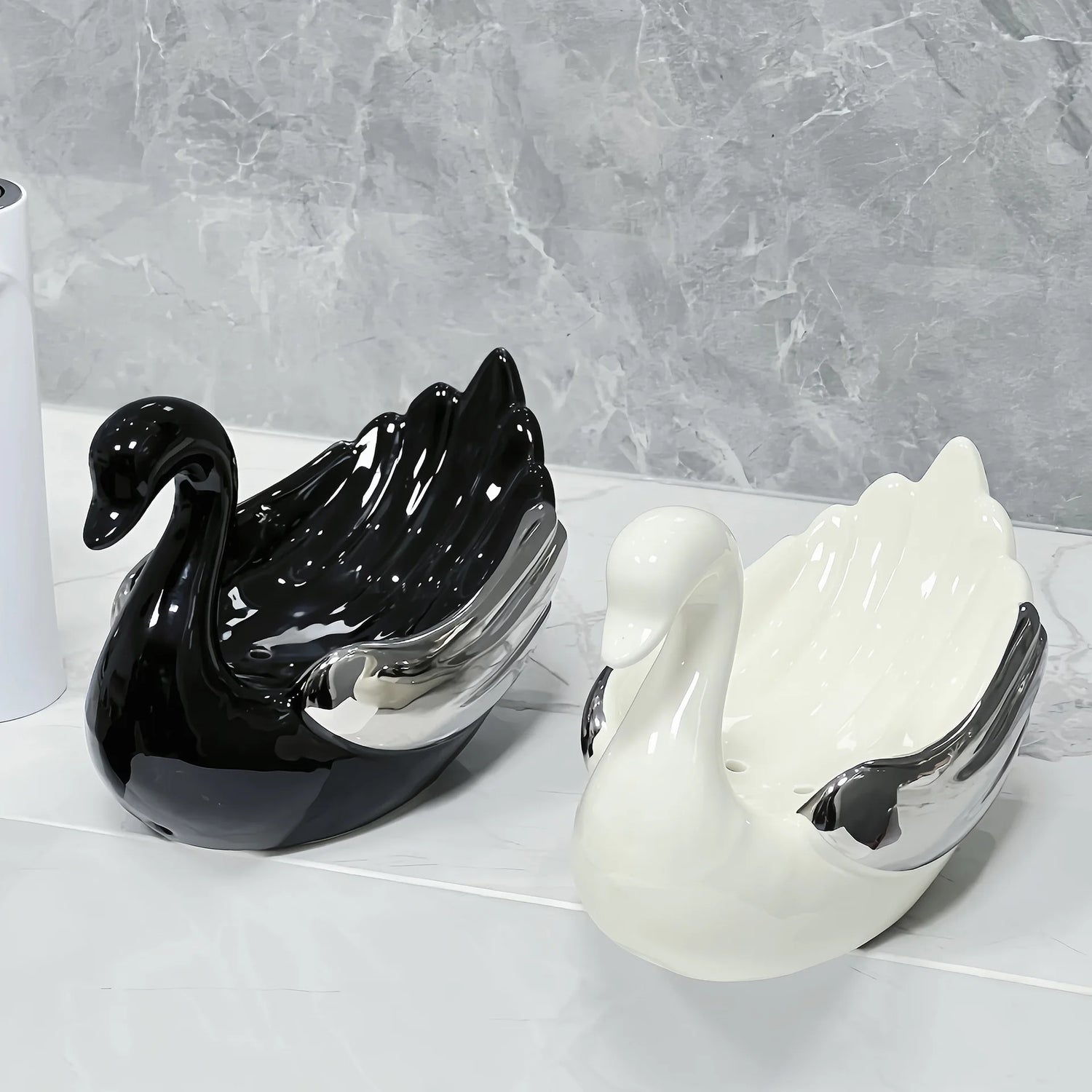 Porte-savon forme cygne élégant vue profil design artistique premium salle de bain