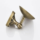 Porte-savon vintage en situation - Accessoire antique salle de bain style rétro
