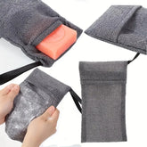 Porte-savon voyage tissu premium en utilisation - douceur protège savons délicats compacité adaptée tous bagages
