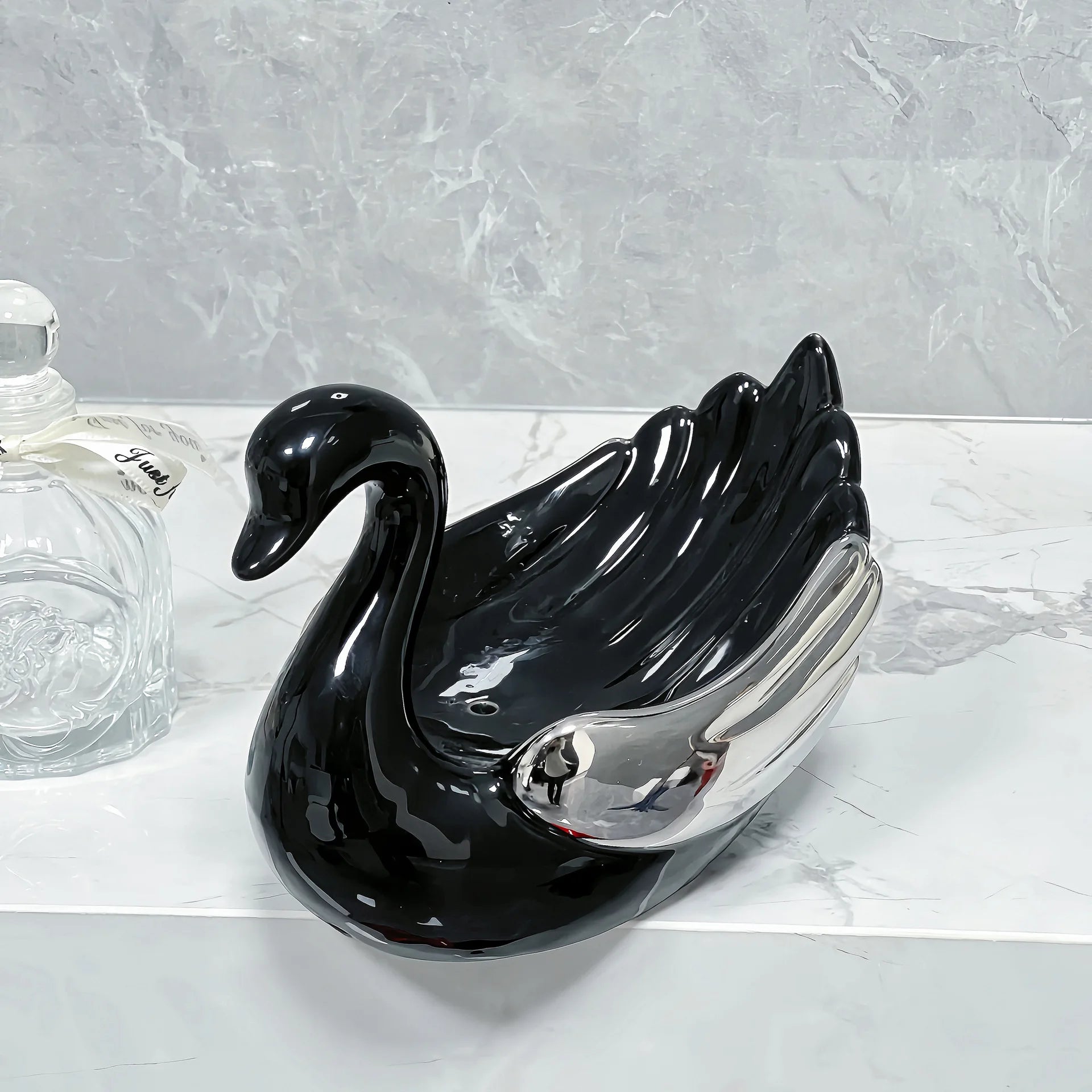 Porte-savon cygne premium en usage salle de bain luxe avec savon artisanal décoratif