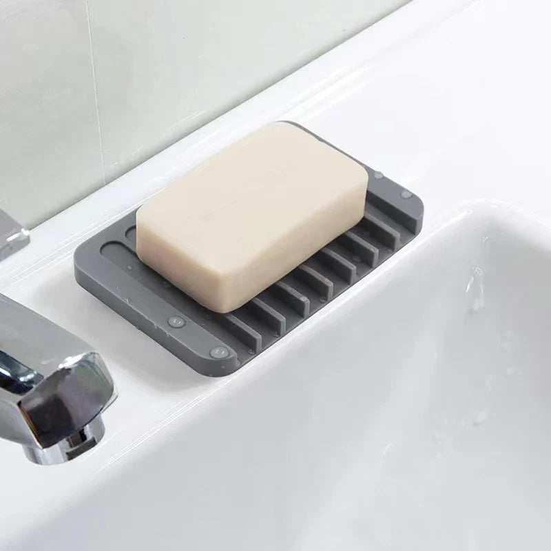 Porte-savon gris en utilisation avec savon