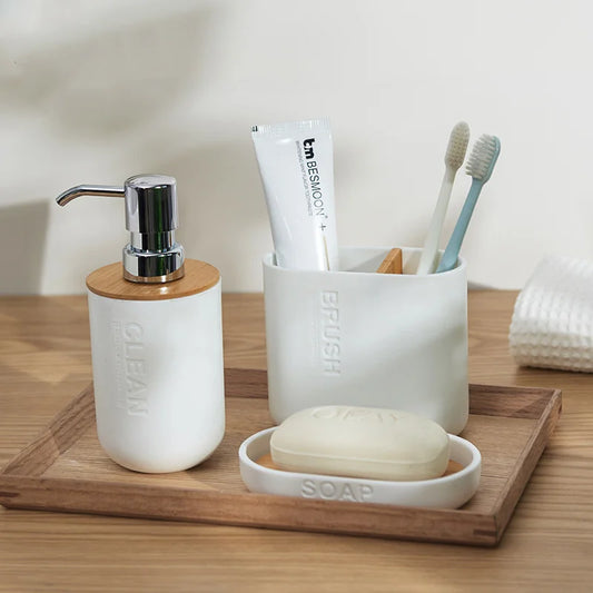 Accessoires de salle de bain, y compris un distributeur de savon, un porte-brosse à dents 