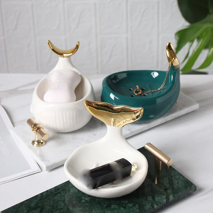 Porte-savon poisson marin en utilisation, accessoire décoratif aquatique premium salle de bain
